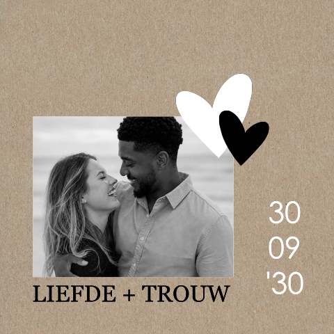 Trendy trouwkaart met foto en hart op kraft
