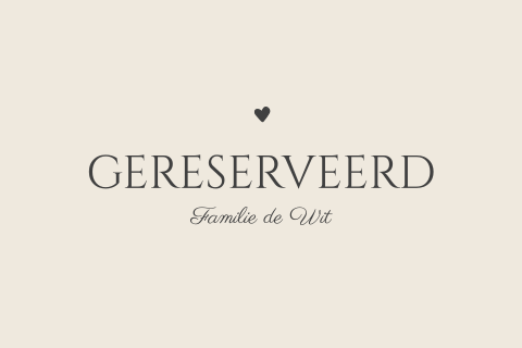 Gereserveerd kaartje bruiloft in beige