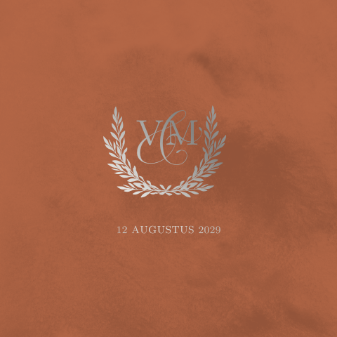 Klassieke trouwuitnodiging met kransje, logo en zilverfolie