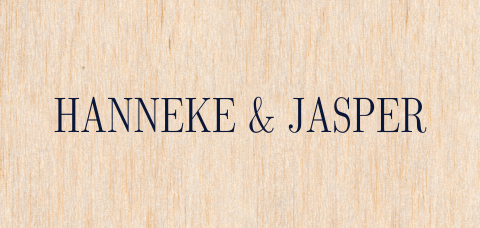 Klassieke trouwkaart van hout en blauwe letters