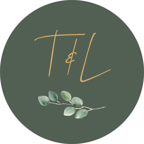 Donkergroene sticker met logo en blaadjes