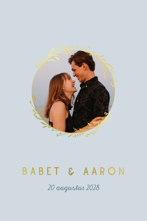 trouwkaart met bloemenkrans in goudfolie en foto