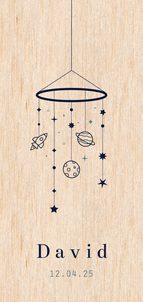 Geboortekaartje jongen op echt hout met babymobiel planeten