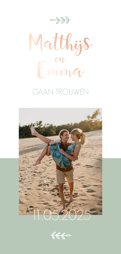 Trouwkaart groen met takjes, foto loveshoot en rosefolie