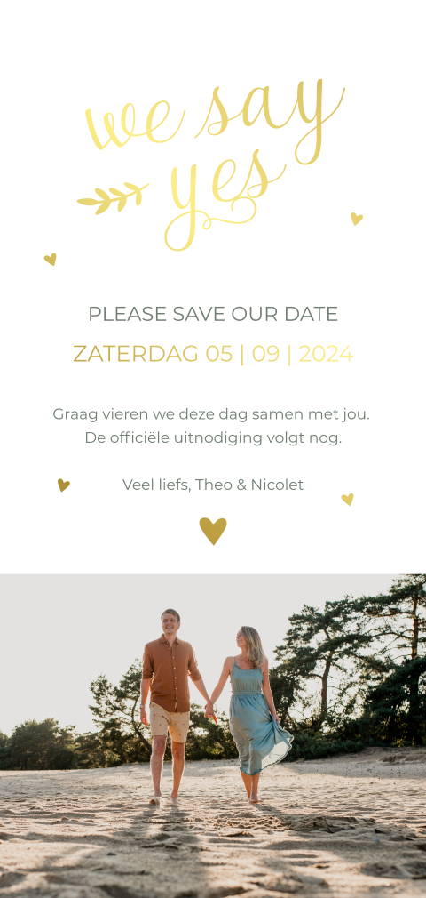 Save the date kaart met foto loveshoot en goudfolie hartjes