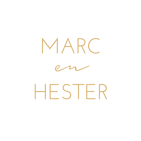Sluitsticker trouwkaart wit Marc en Hester namen goud