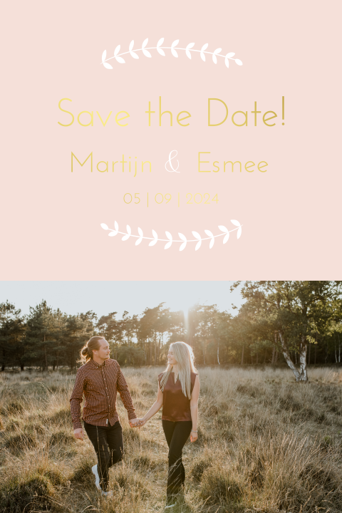 Save the Date kaart met foto loveshoot, takjes en goudfolie