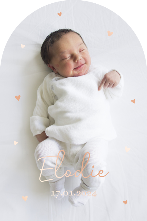 Geboortekaartje meisje vorm boog met foto en rosefolie hartjes