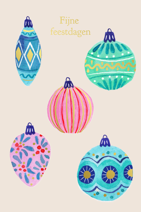 Kerstkaart met kerstballen en goudfolie