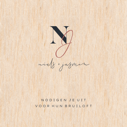 Houten trouwkaart met initialen in donkerblauw en roestbruin