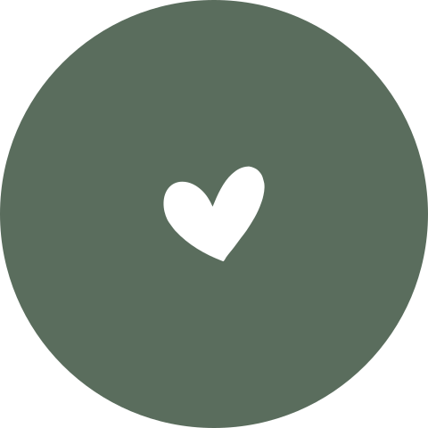 Sticker voor geboortekaartje in donkergroen met wit hartje