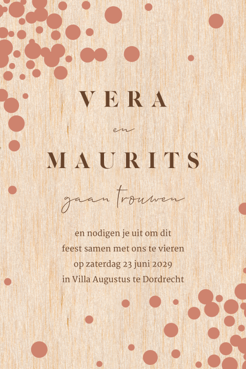 Trendy trouwkaart van hout met roestbruine stippen als achtergrond