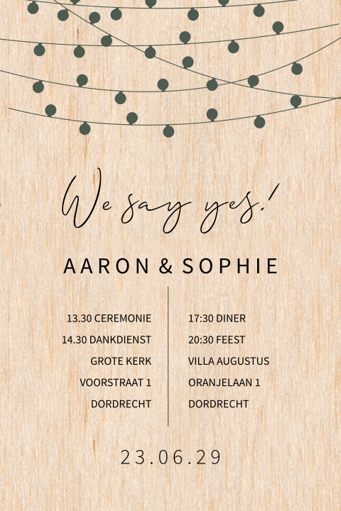 Staande trouwkaart van hout met lampjesslinger in groen