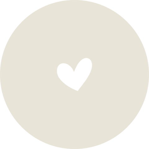 Sticker voor geboortekaartje in taupe met wit hartje