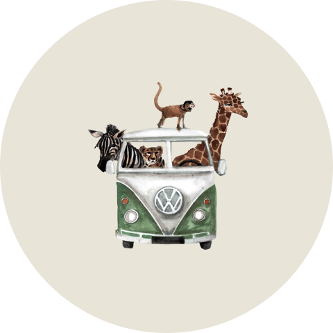 Sticker voor je geboortekaartje met een bus vol jungle dieren