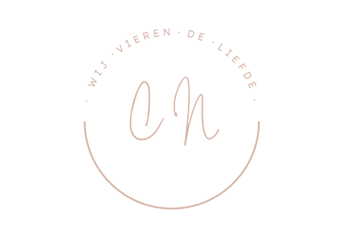 Label bij trouwkaart met logo en initialen in oudroze kleur