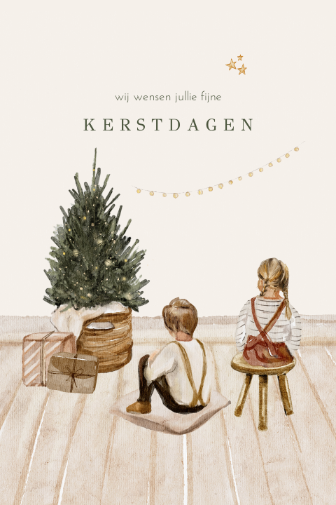 Kerstkaart getekend twee kindjes bij een kerstboom en cadeaus