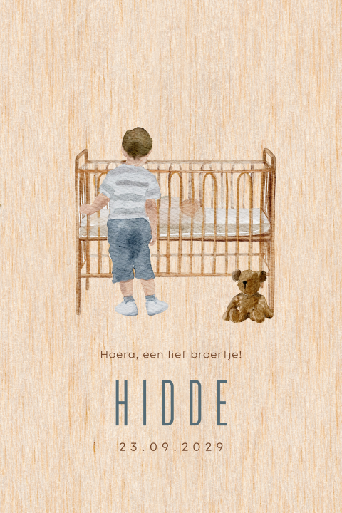 Geboortekaartje hout tweede kind met grote broer bij ledikantje