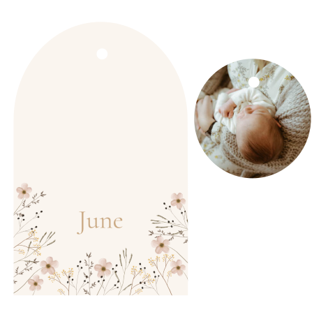 Geboortekaartje boog rond labeltje bloemen