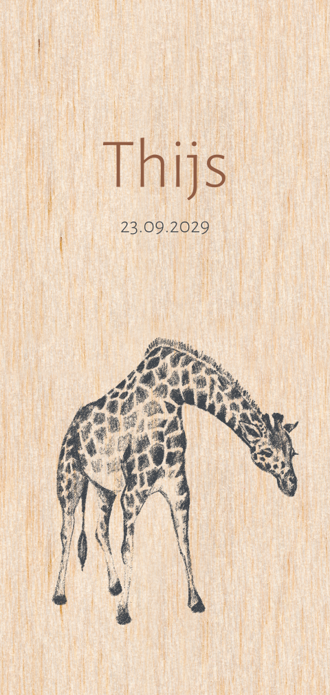 Geboortekaartje van echt hout met een getekende giraffe