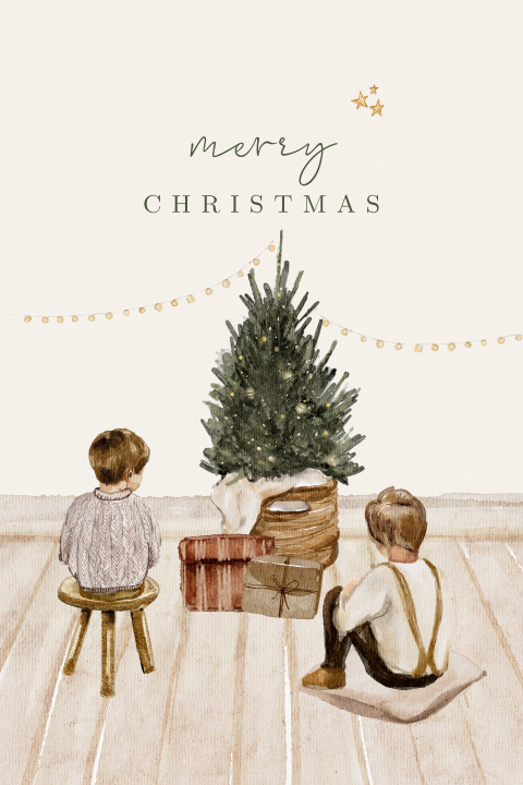 Unieke kerstkaart met twee jongens bij een kerstboom