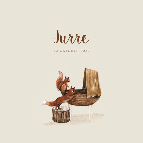 Lief getekend geboortekaartje met bosdieren bij een wiegje