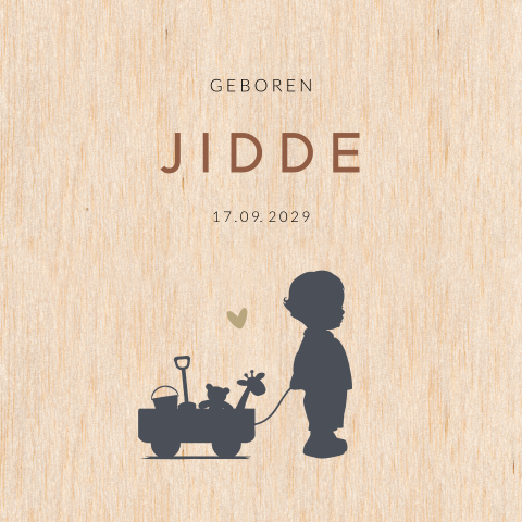 Houten geboortekaartje met een silhouet van een jongen met speelgoed