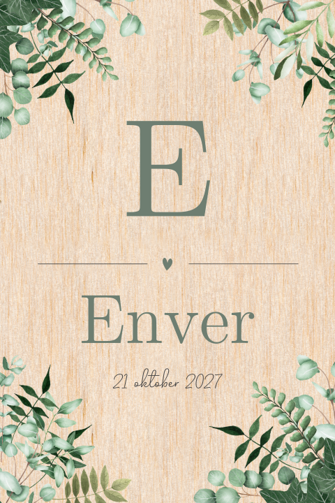 Houten geboortekaartje met groene blaadjes en takjes