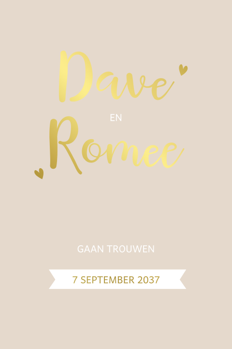 Gevouwen trouwkaart op beige achtergrond en foliedruk