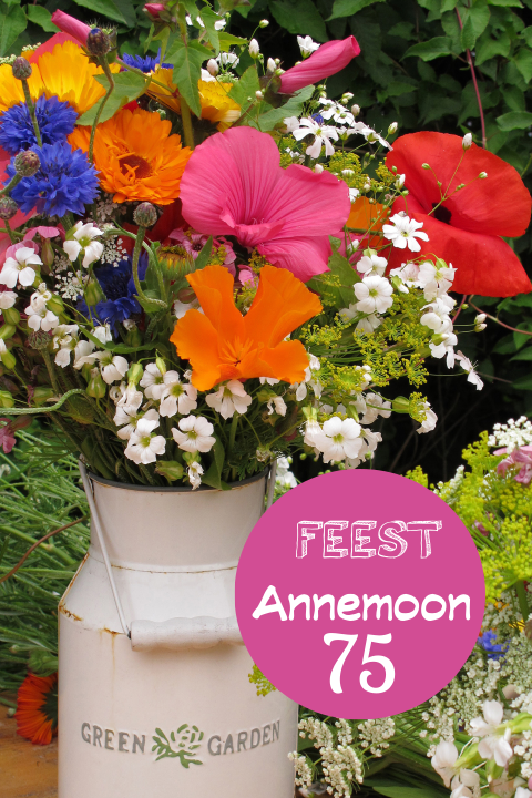 Blije uitnodiging met bloemen voor verjaardag