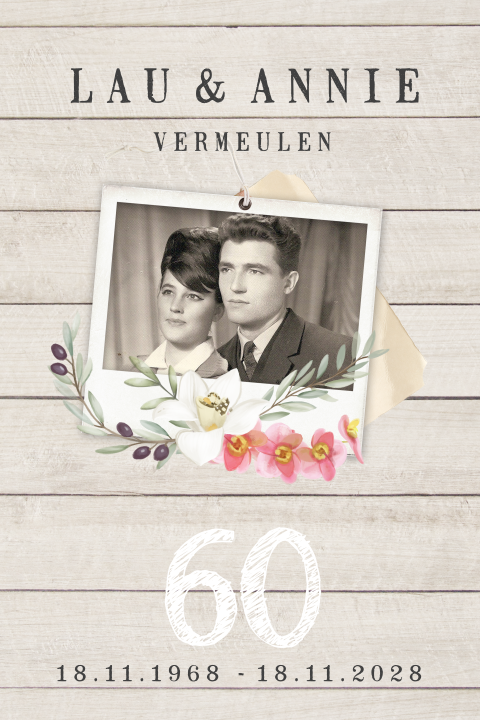 60 jaar getrouwd uitnodiging met foto en bloemen op hout