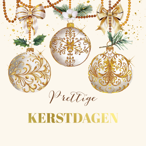 Kerstkaart met kerstballen aan strikken en ketting in het goud