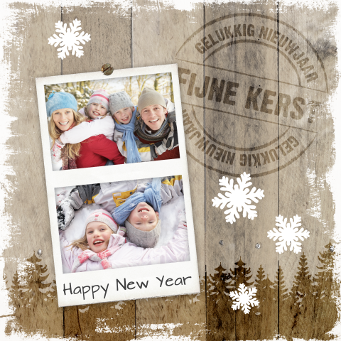 Sfeervolle kerstkaart met hout, foto en sneeuwvlokjes