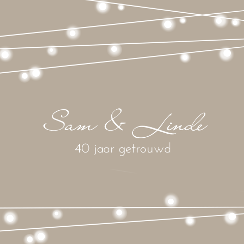 Taupe uitnodiging jubileum met feestlampjes