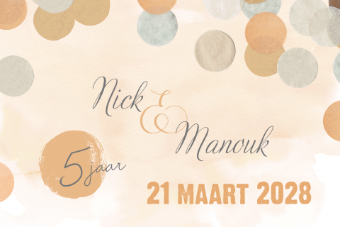 Uitnodiging 5 jaar getrouwd met bruine en zilver confetti