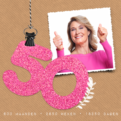 Uitnodiging Sarah met roze glitter op kraft
