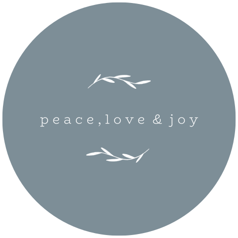 Stijlvolle ronde Kerstkaart met de tekst Peace Love
