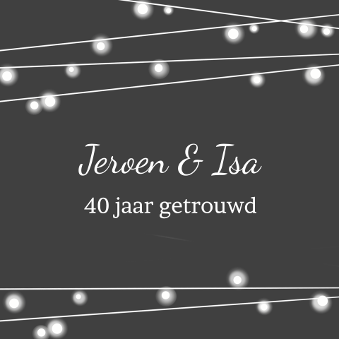 Uitnodiging huwelijksjubileum met lichtjes op donkergrijs