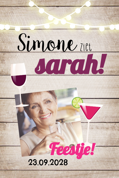 Sarah uitnodiging met hout, wijn en een cocktail