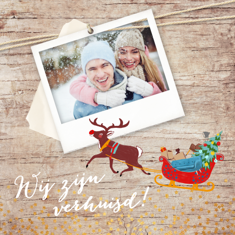 Kerst verhuiskaart met hout, foto en arreslee