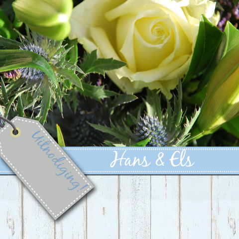 Uitnodiging met hout en witte bloemen