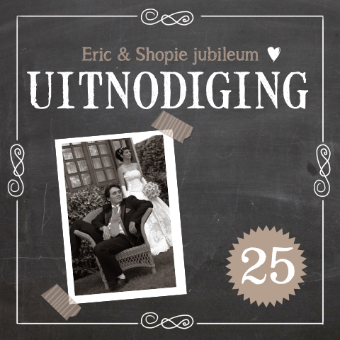 Stoere uitnodiging in krijtbord met grijze tint en foto