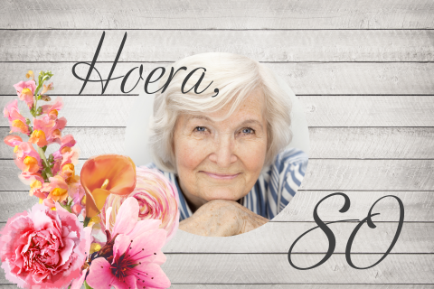 Sierlijke uitnodiging 80 jaar met hout en bloemen