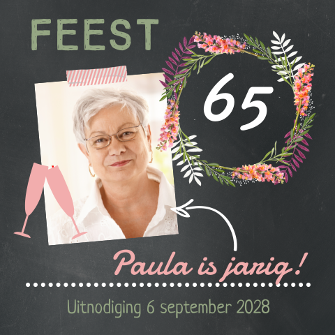Uitnodiging 65 jaar met foto en krans op krijtbord