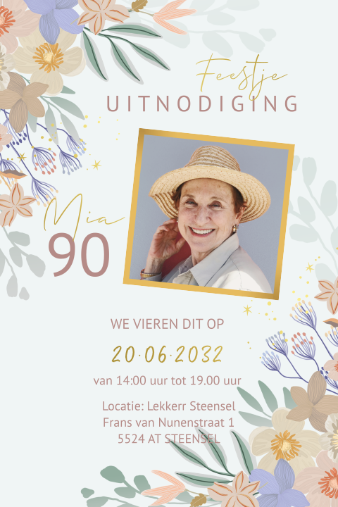 Uitnodiging 90e verjaardag met foto, bloemen en goudfolie