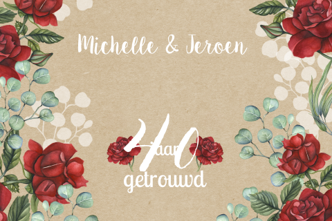 Huwelijksjubileum veertig met rode rozen op kraft 
