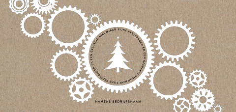 Kerstkaart op kraftpapier met tandwielen en kerstboom