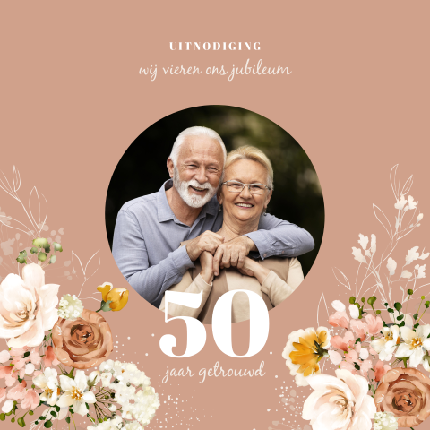 Jubileumfeest uitnodiging 50 jaar getrouwd met bloemen en foto