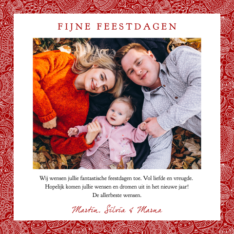 Klassieke kerstkaart met rood patroon van kerstballen