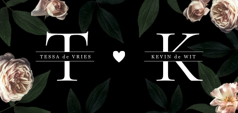 Trendy zwarte trouwkaart met initialen en bloemen